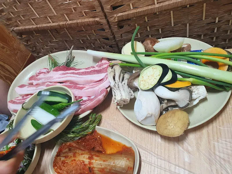 삼겹살과 다양한 쌈 채소