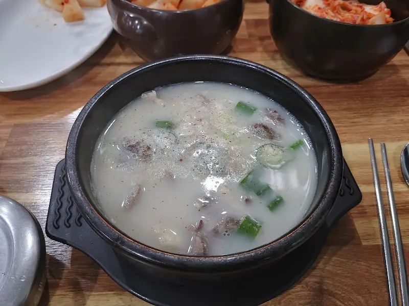 뽀얀 국물의 순대국