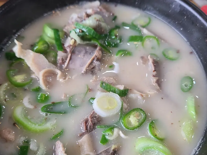 순대와 각종 부속고기가 가득한 순대국