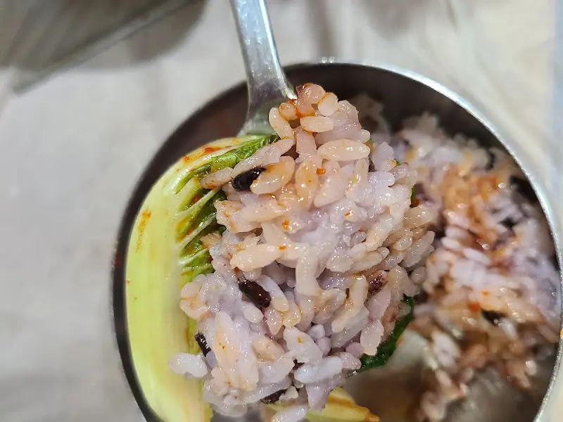 밥 위에 김치를 올려 먹는 모습