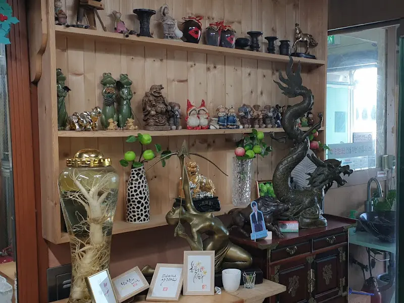 다양한 도자기 인형과 장식품들이 진열된 장식장