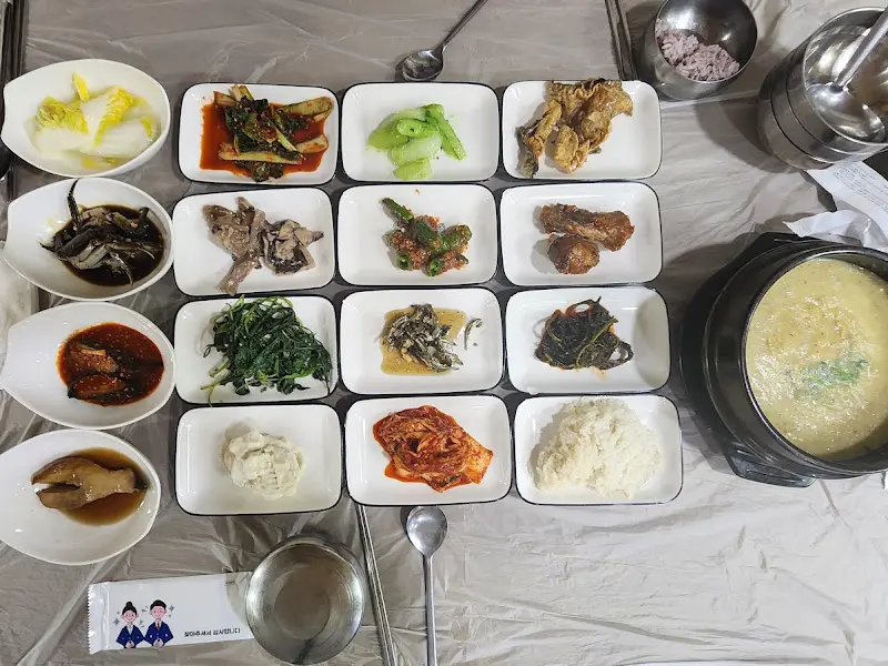 푸짐하게 차려진 참게가리장 정식 한 상