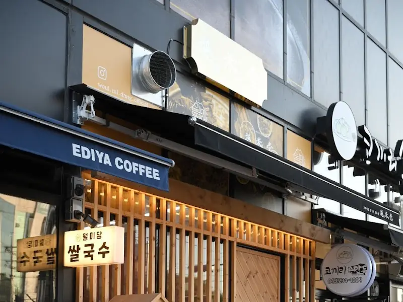 깔끔하고 편안한 분위기의 월미당 내부