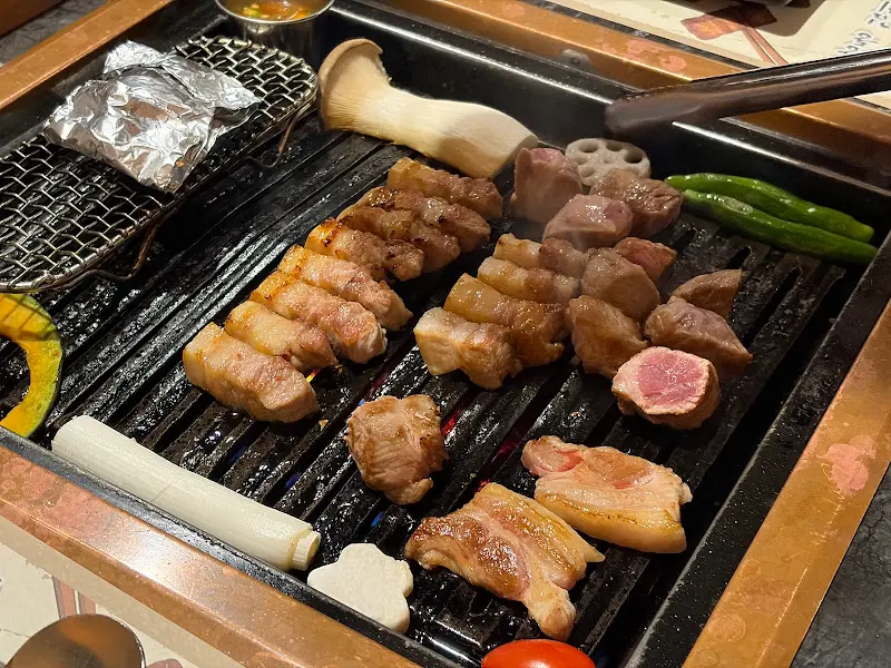 불판 위에 올려진 다양한 구이 재료들