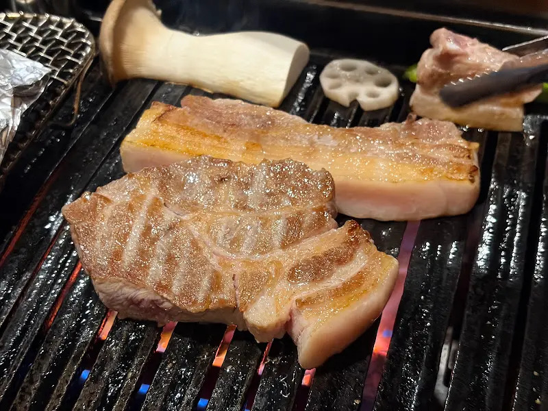 노릇하게 구워진 고기의 모습