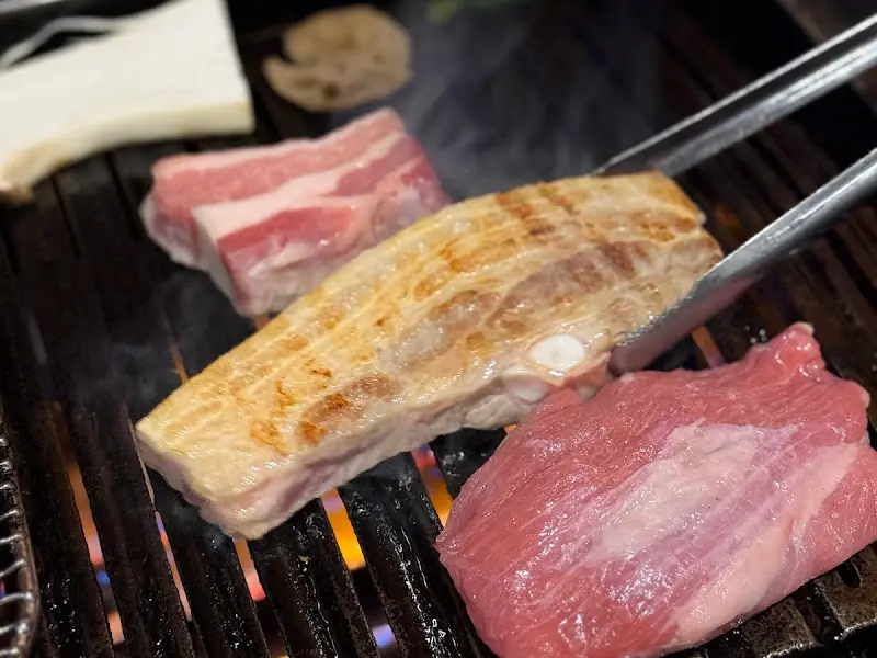 고기를 굽는 집게의 모습