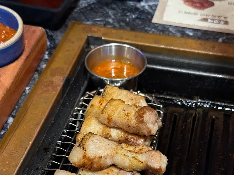 테이블에 놓인 소스