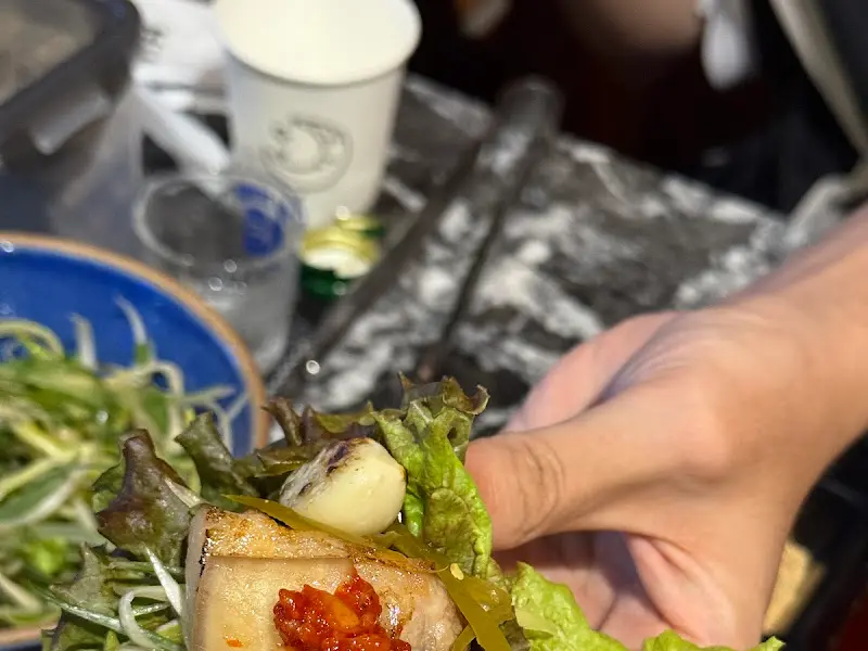 쌈을 싸서 먹는 모습