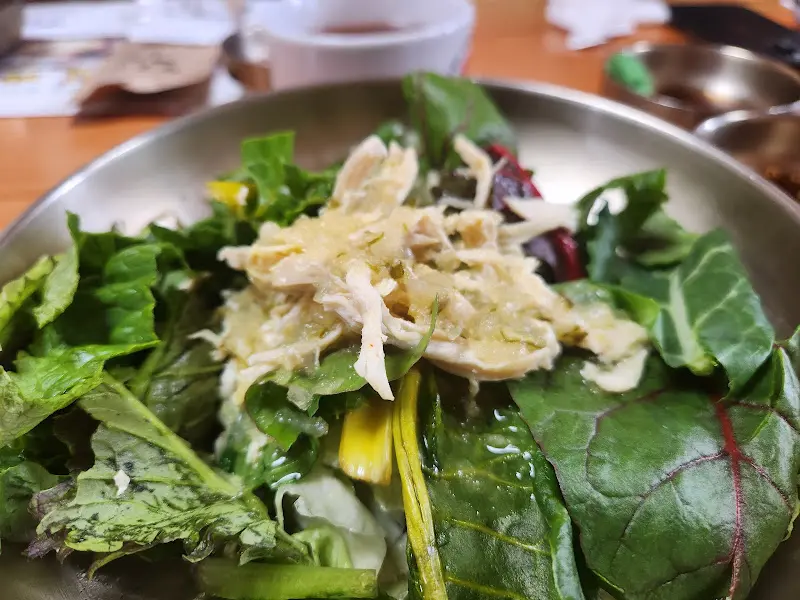 싱싱한 채소가 가득한 샐러드