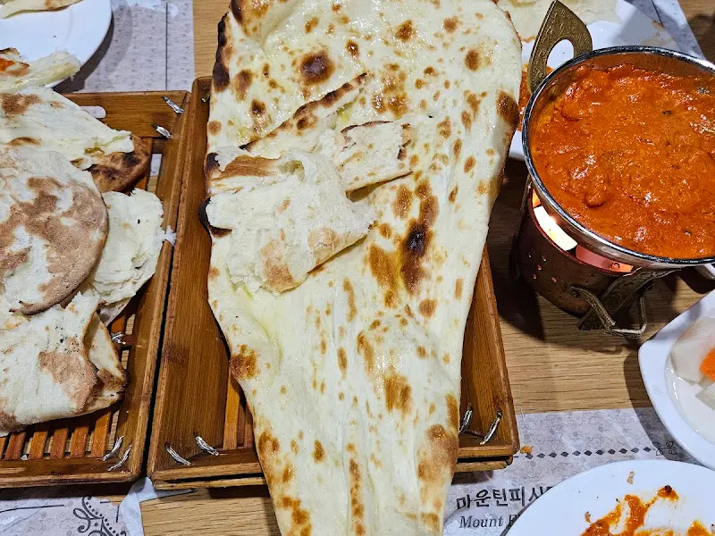 테이블 위에 놓인 다양한 인도 음식