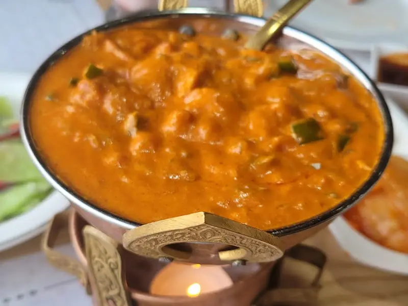 놋그릇에 담겨 나온 버터치킨마살라 커리