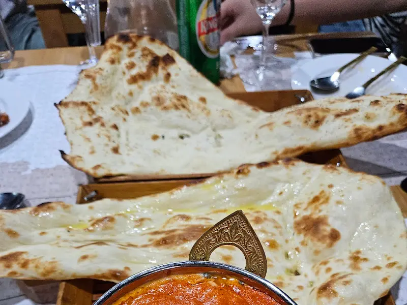 테이블 위에 놓인 큼지막한 난