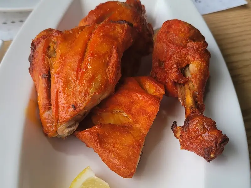 접시에 담겨 나온 탄두리 치킨