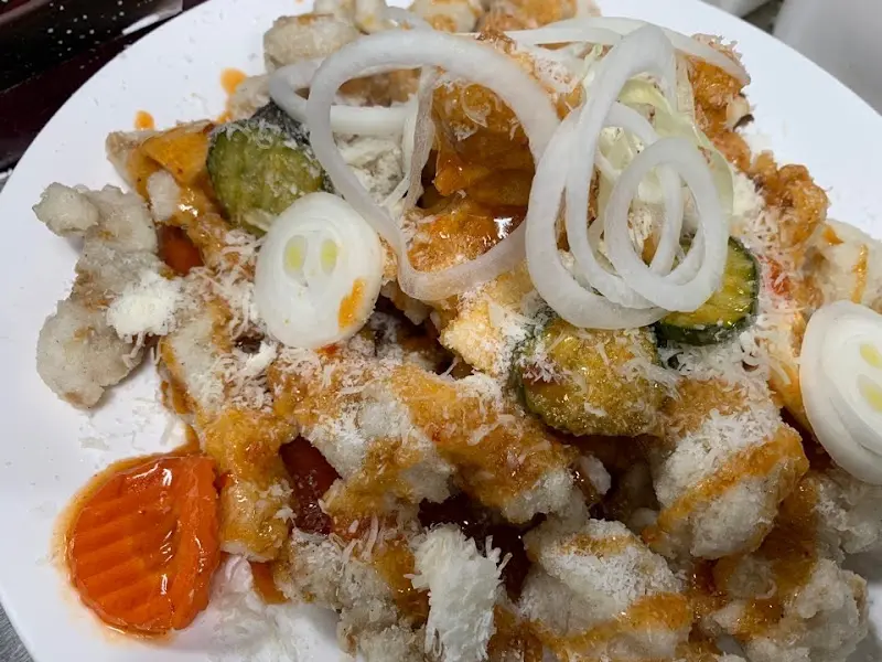 탕수육 위에 듬뿍 올려진 양파 슬라이스