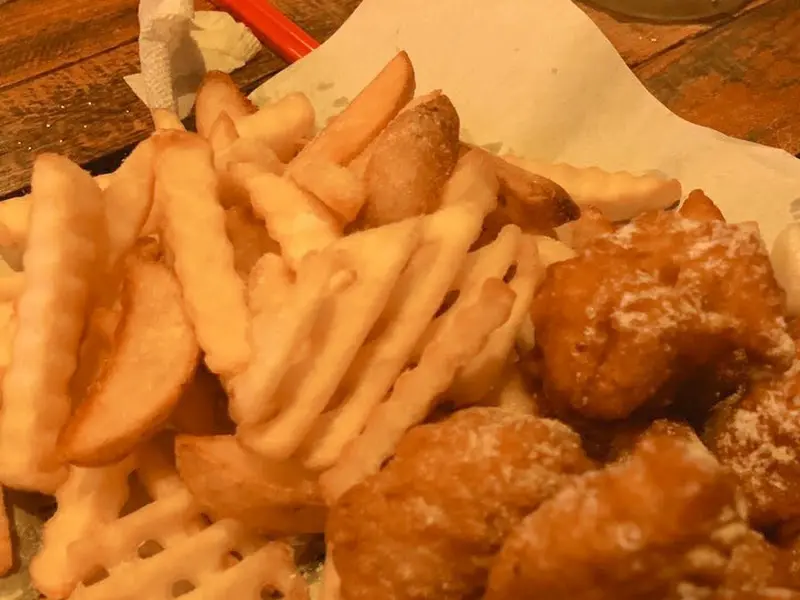 탕수육과 함께 제공되는 짭짤한 맛의 감자튀김