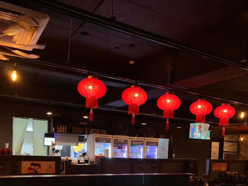 은은한 조명이 분위기를 더하는 펍푸통푸통 내부