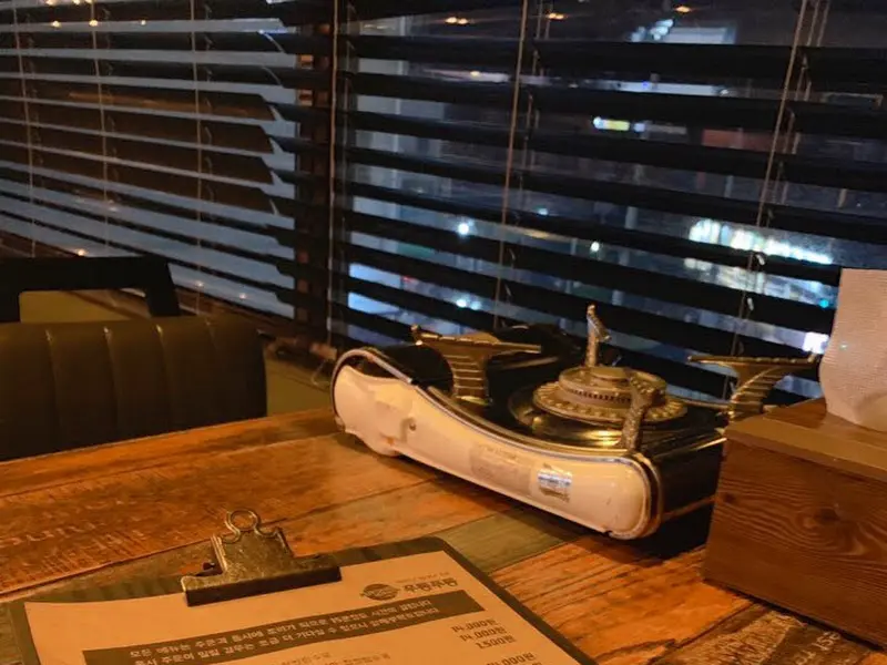 테이블에 놓인 메뉴판과 식기류