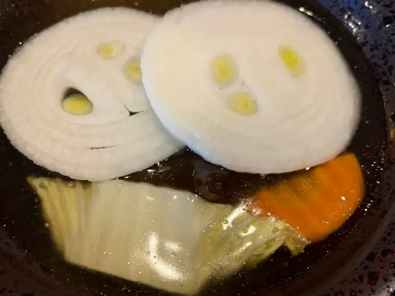 탕수육 소스에 담긴 양파와 채소