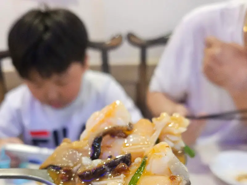 짬뽕 국물에 담긴 해산물