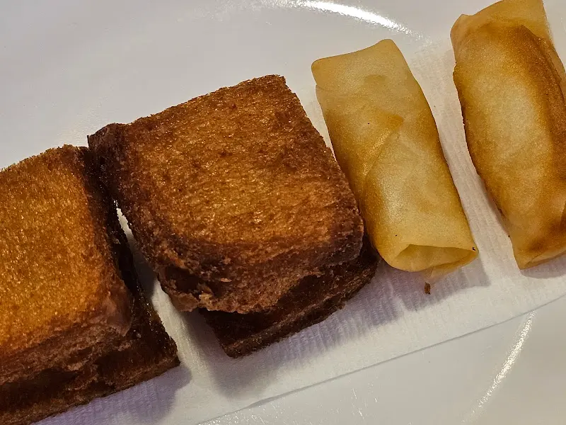 노릇하게 튀겨진 멘보샤와 춘권