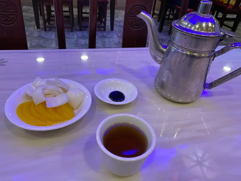 테이블에 놓인 식초, 간장, 차