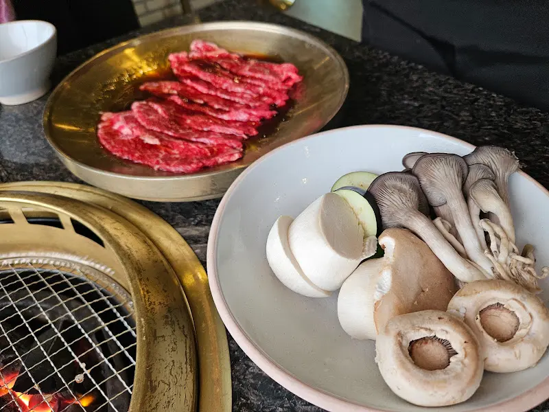 숯불 위에서 구워지는 한우의 향연