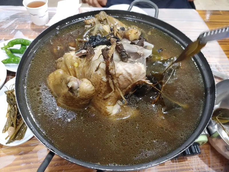 약초와 버섯이 듬뿍 들어간 산약초백숙