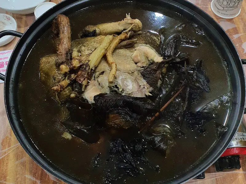 검은 빛깔의 약초백숙