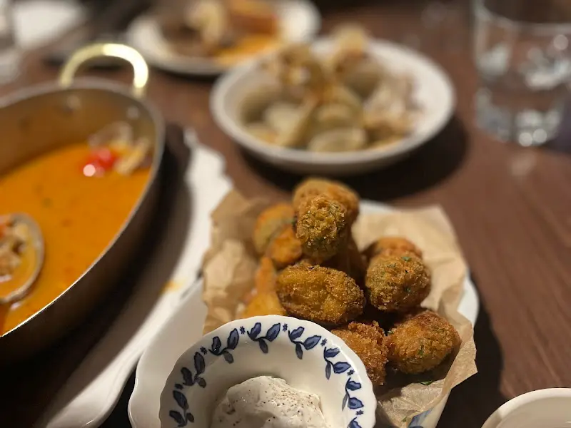 올리브 튀김과 조개찜