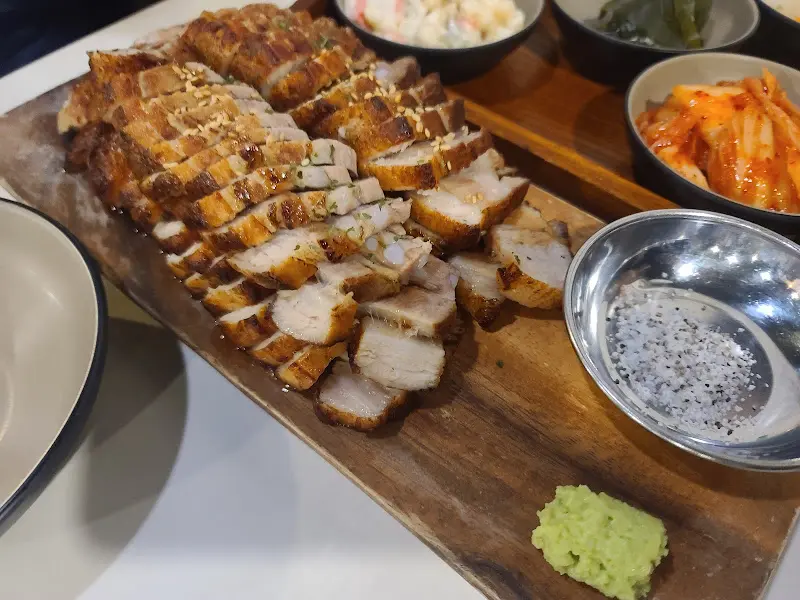 다양한 밑반찬과 함께