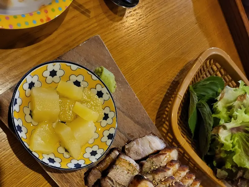 쌈 채소와 바베큐 수육