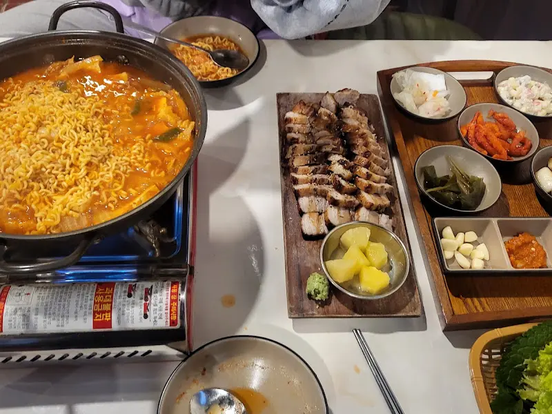바베큐 수육과 김치찌개 한상차림