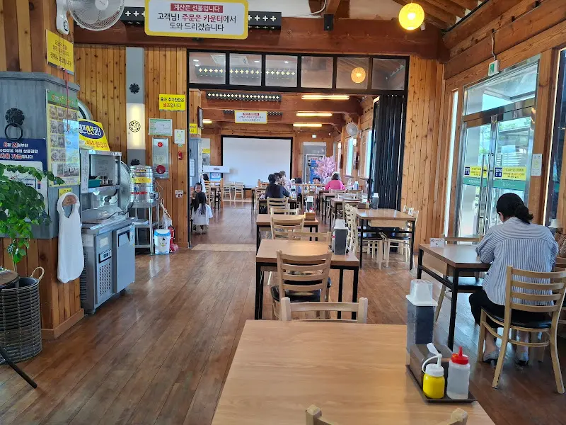 넓고 깔끔한 영암기찬메밀국수 내부