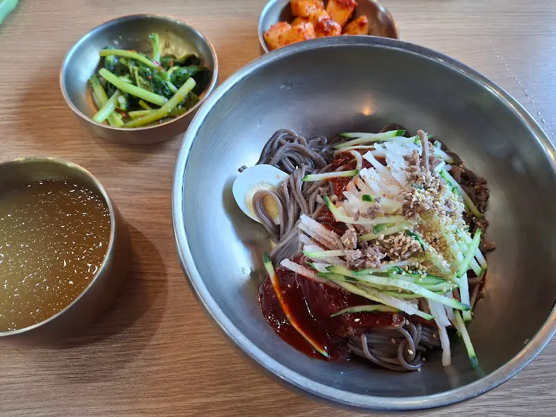 매콤달콤한 비빔메밀