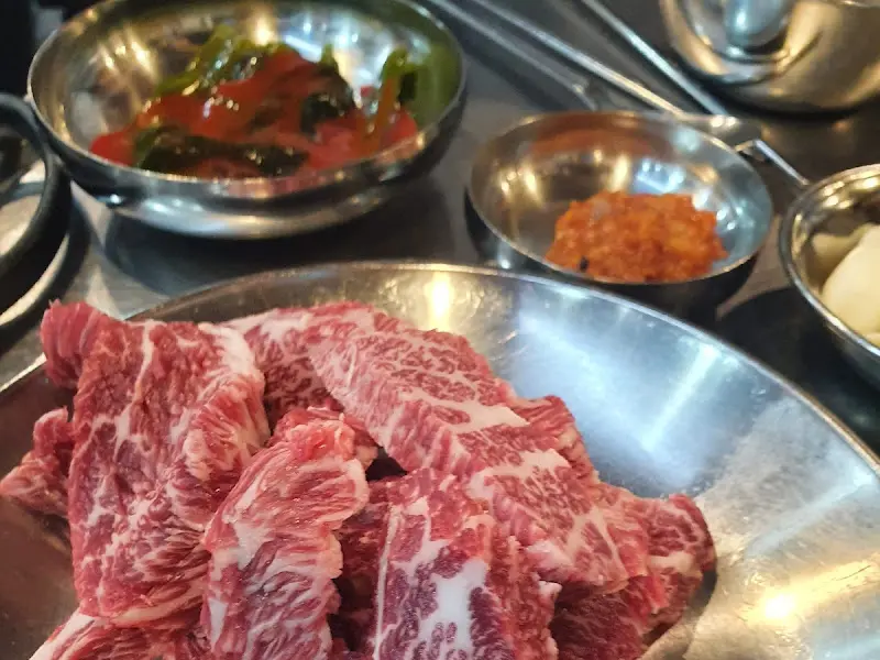 밑반찬과 함께 놓인 안창살