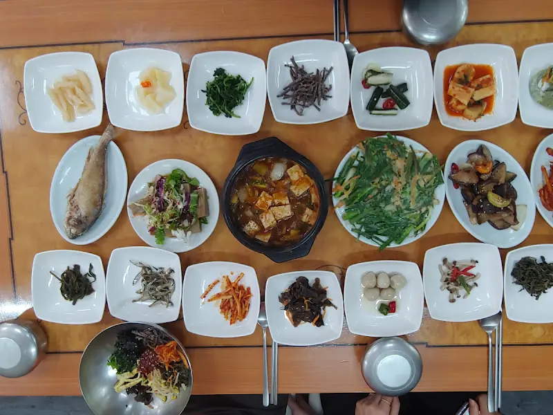 다양한 종류의 나물 반찬들