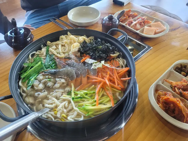 해물칼국수 한 상 차림