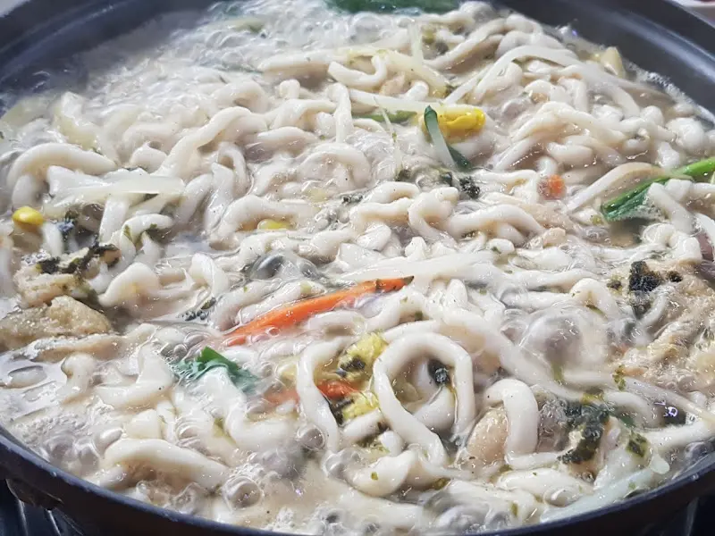 칼국수의 끓는 모습