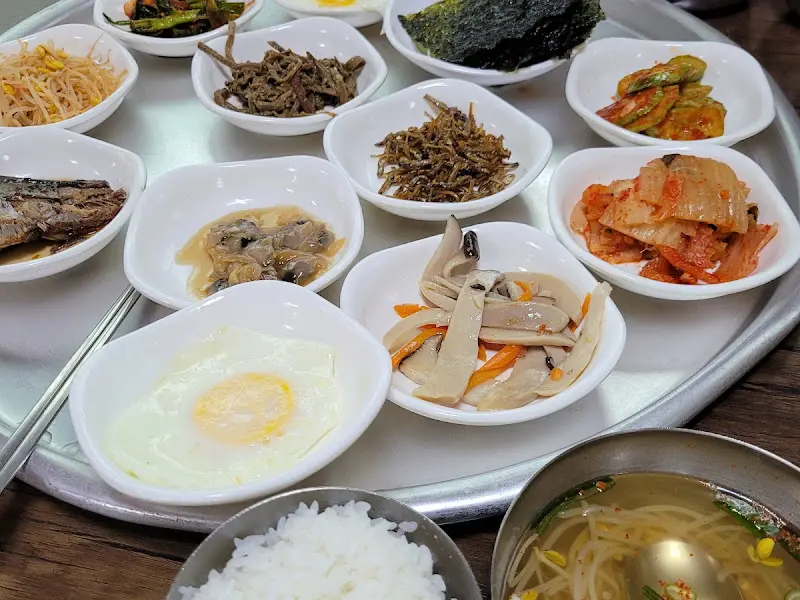 다채로운 반찬들