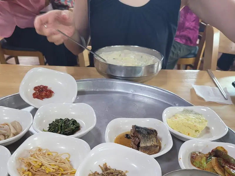 푸짐한 콩비지 백반 한상차림