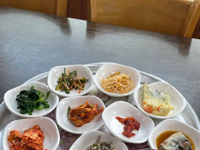 정갈하게 담긴 반찬들