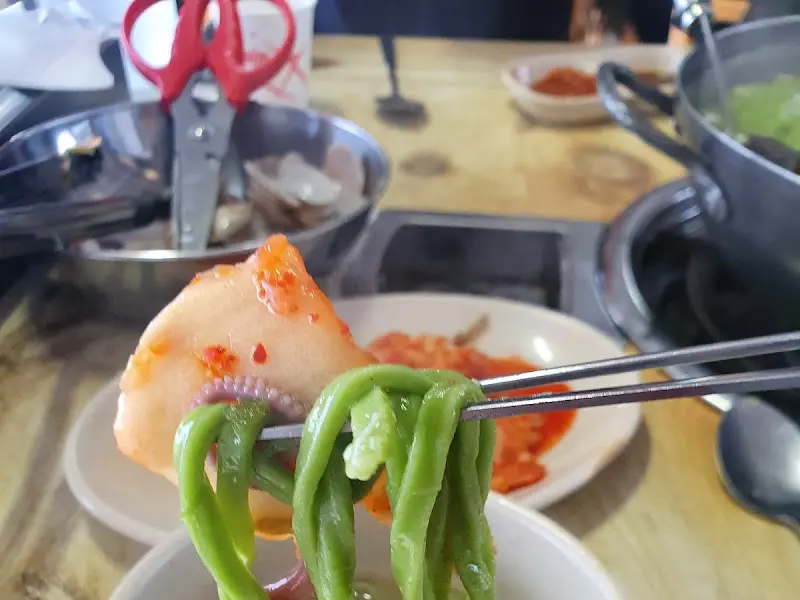 낙지와 시금치 면을 함께