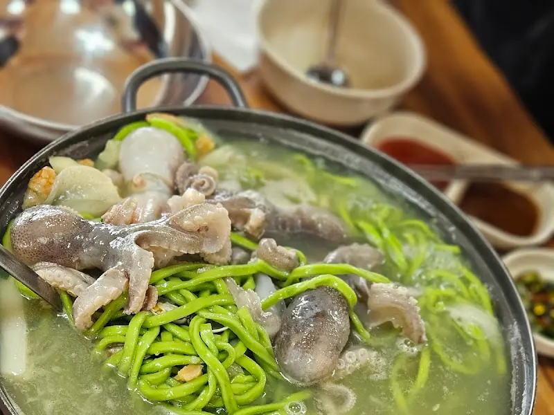 해산물 가득한 칼국수