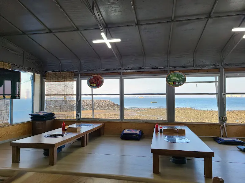 넓은 창밖으로 보이는 바다 풍경