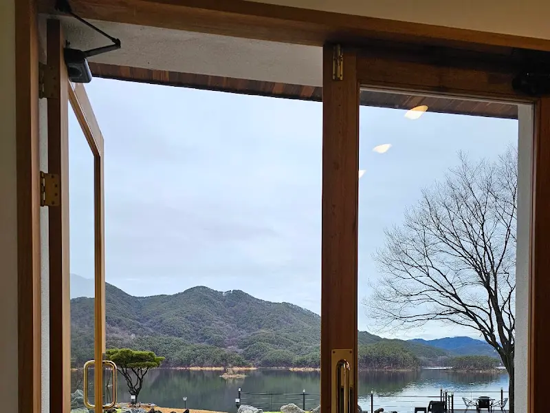 객실에서 바라본 합천호반 풍경