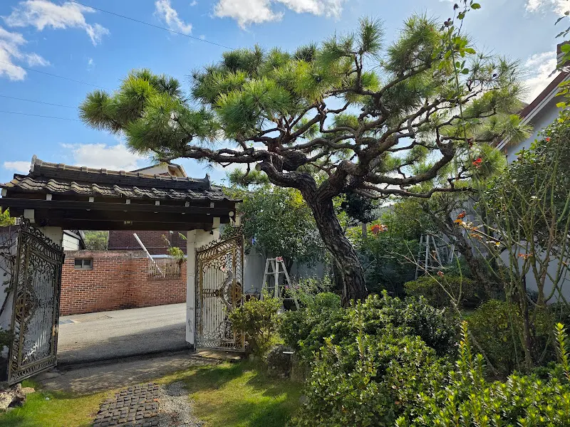 문정한정식 대문과 소나무