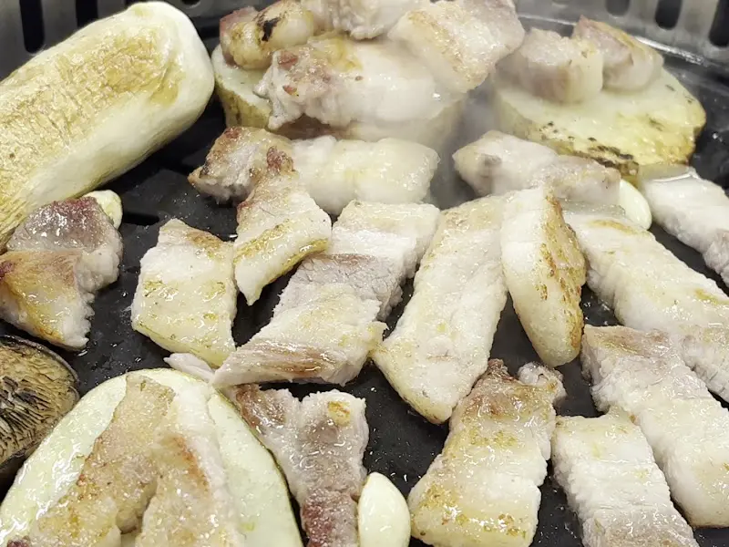 잘 구워진 소고기