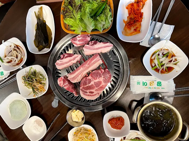 근고기와 다양한 밑반찬