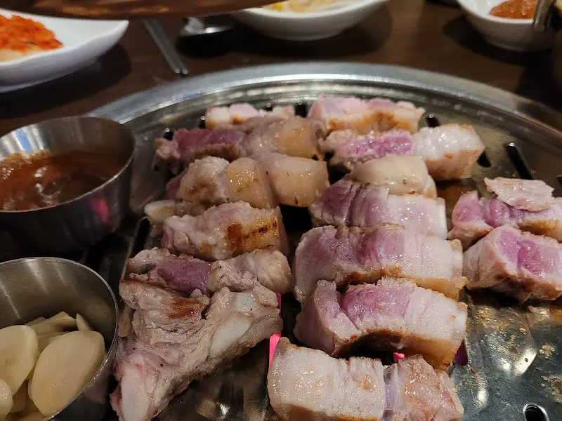 불판 위에서 구워지는 근고기