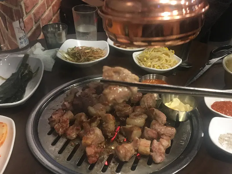 잘 익은 고기를 집는 모습